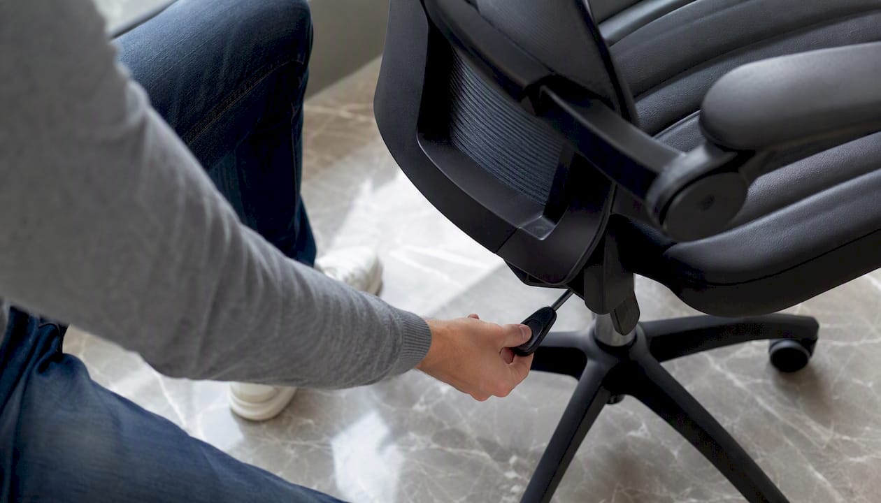 Hand adjusting ergonomic chair height lever