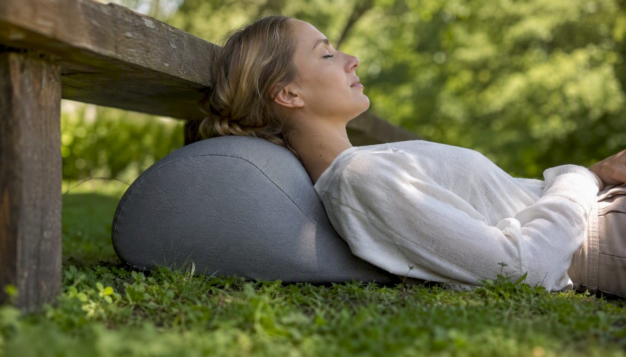 Pillow bridging shoulder gap on bed side