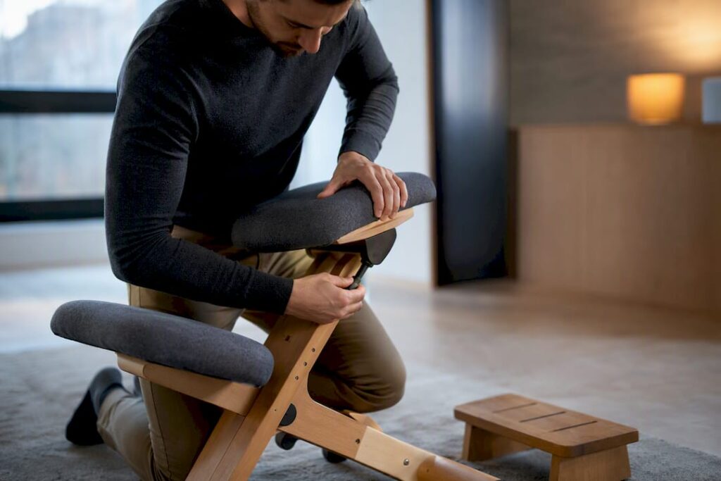 Adjusting anonymous kneeling chair setup